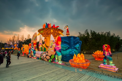 观彩灯品文化  博物馆里过新年