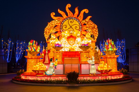观彩灯品文化  博物馆里过新年