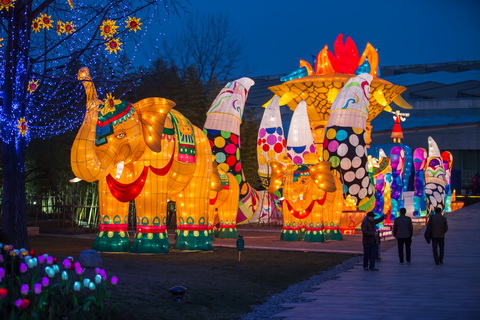 金沙太阳节今晚试灯 历届最大规模灯组照亮古蜀之夜