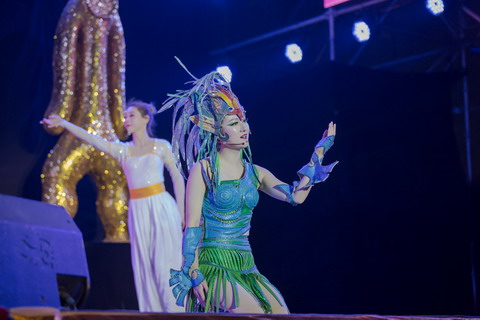赏灯祈福观演艺  金沙太阳节里闹元宵