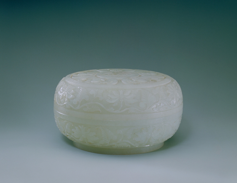 7.白玉五蝠团寿纹圆盒.jpg