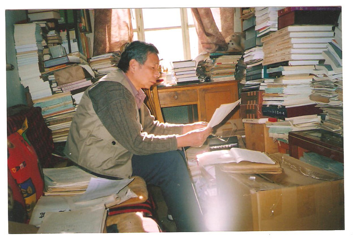 杨升南先生在北京家中工作情景_副本.jpg