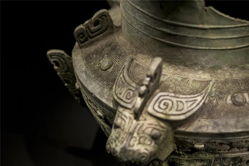 带铜牛首的青铜尊 三星堆遗址出土.jpg