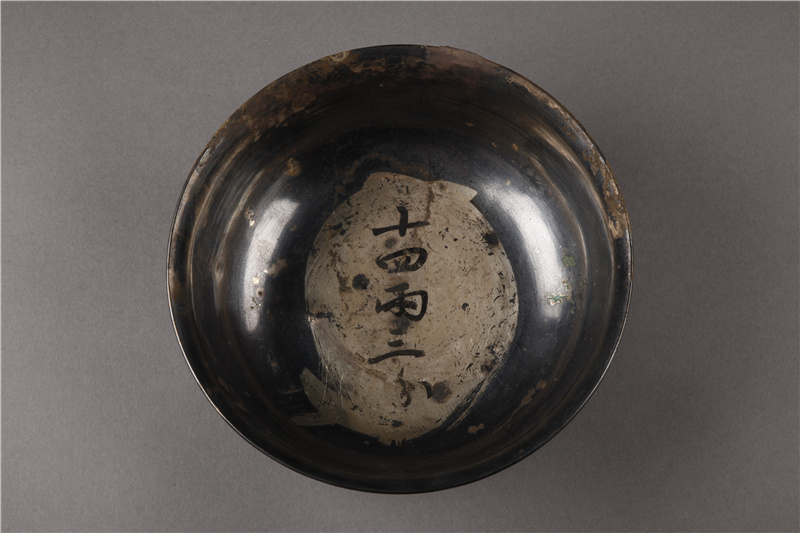 27--“十四两三分”墨书折腹银碗--七一16.jpg
