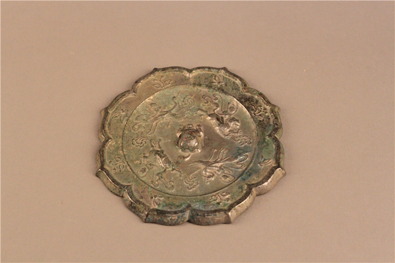 63--3577--飞仙纹菱花镜.jpg